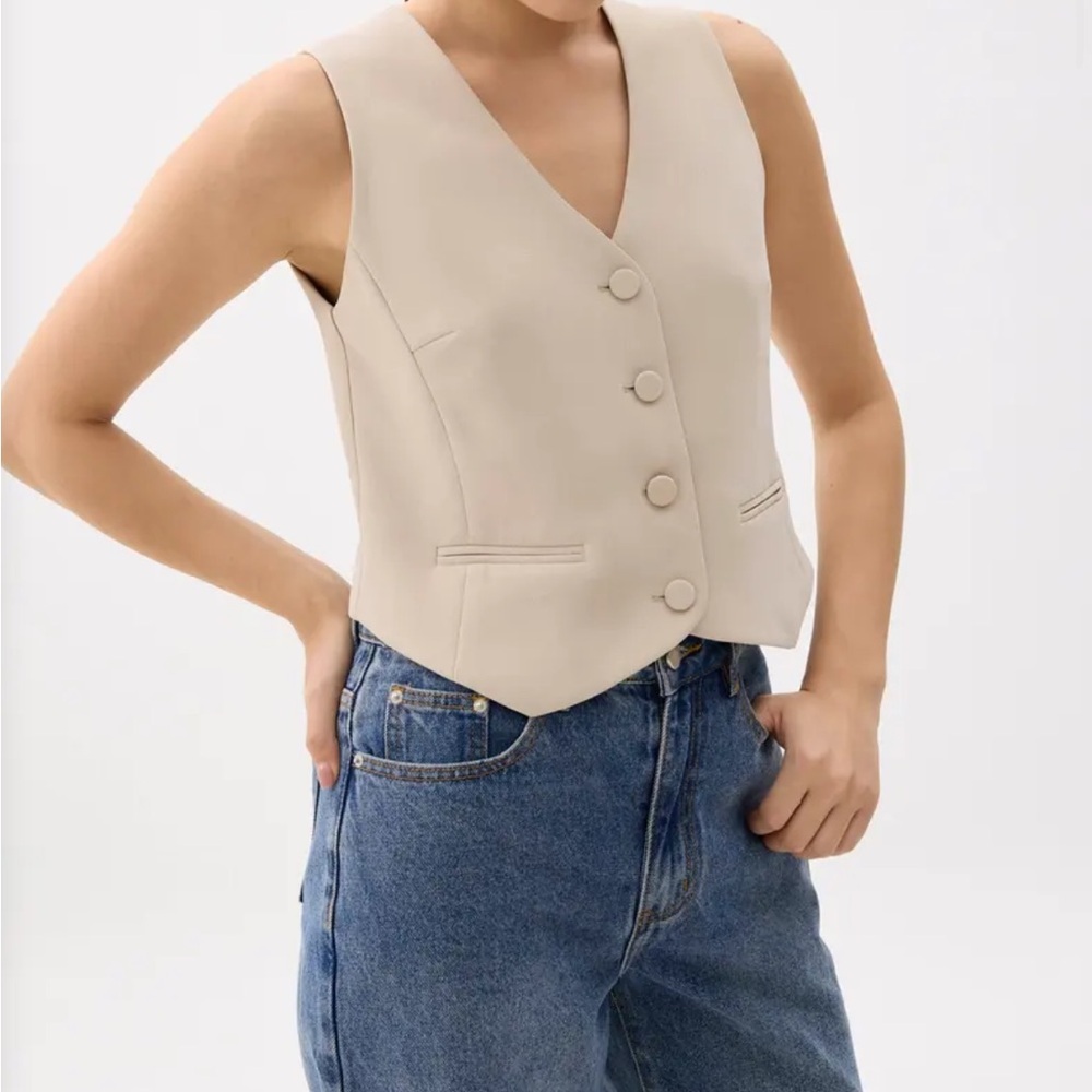 V-neck buttoned vest